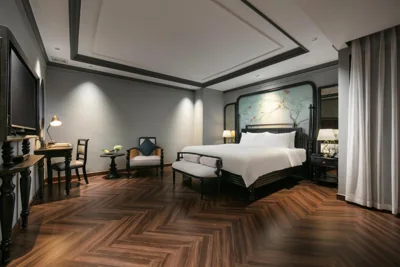 Chambre Deluxe – fenêtre intérieure — THE LEGEND HANOI Hotel